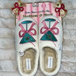 ❤️NEW!!!❤️Festive White Slippers with Pink & Green Bow.FREE matching hair clips.
